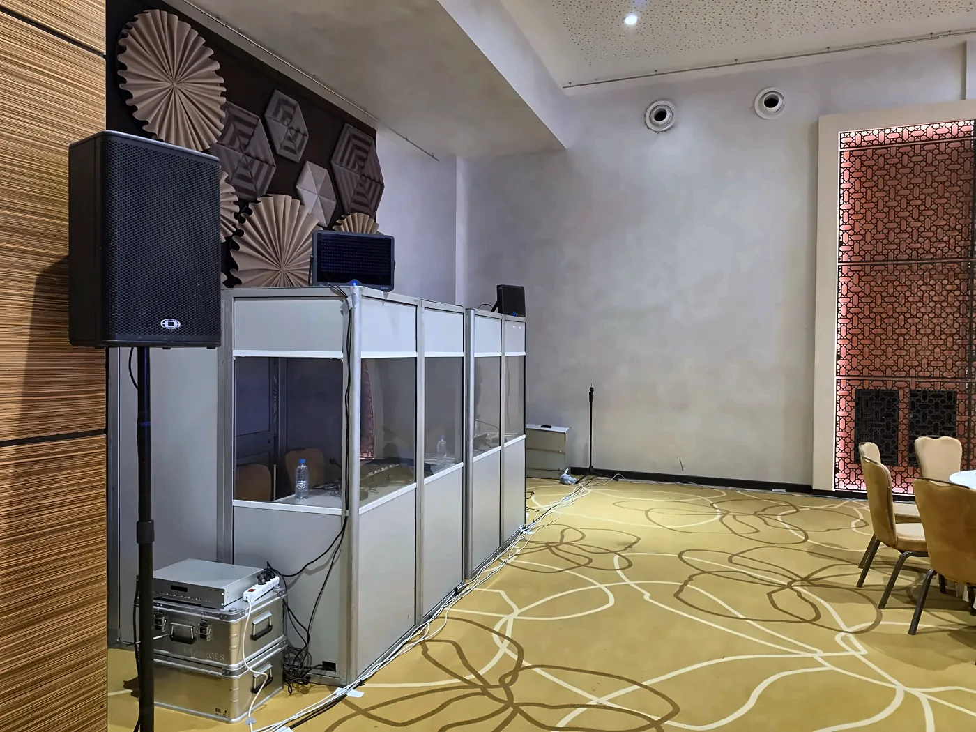 Cabines d'interprétation et enceinte de sonorisation dans une salle de conférence d'hôtel