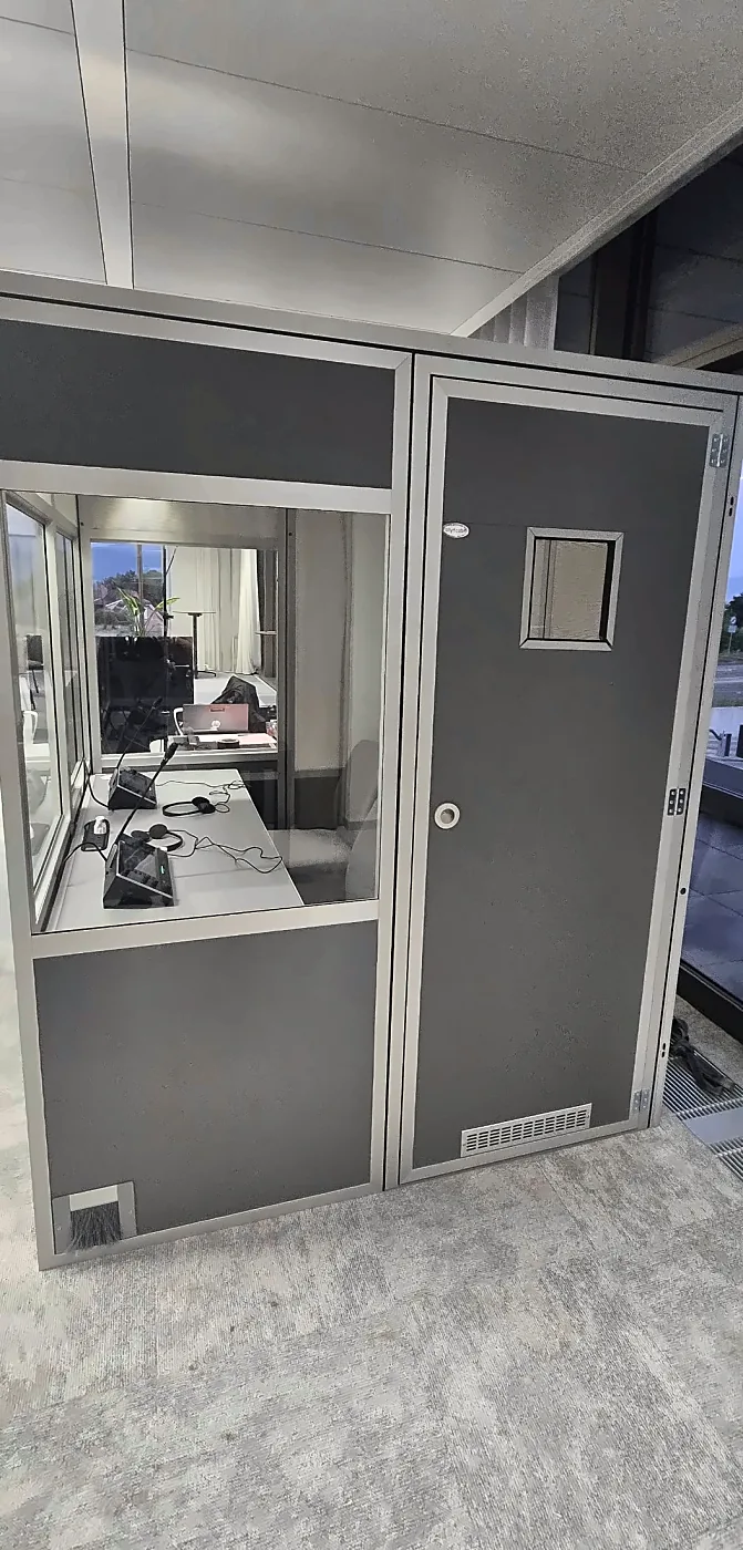 Cabine d'interprétation insonorisée équipée de deux pupitres
